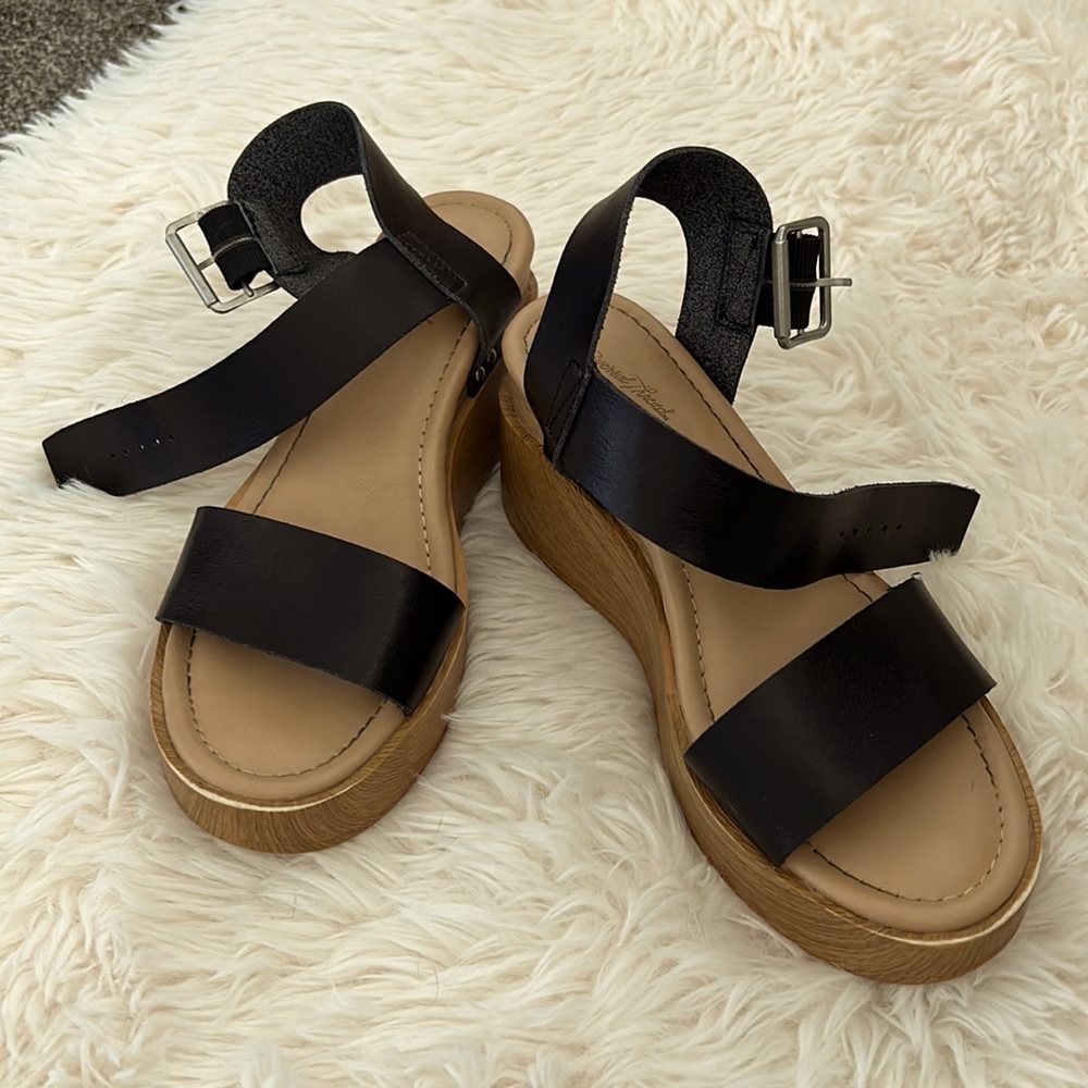 Cute black and ‘wood’ heels! 🖤